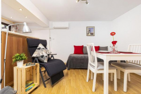 Peaceful Riverside Studio with private Patio Garden Center
